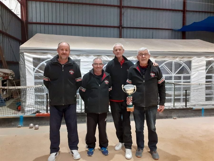 Ce jeudi 24 février avait lieu un 16 quadrettes vétérans à la Rochelle (17) Vainqueur du concours l'équipe Hauray du club de Dangé Saint Romain (86). Félicitations a eux 😉