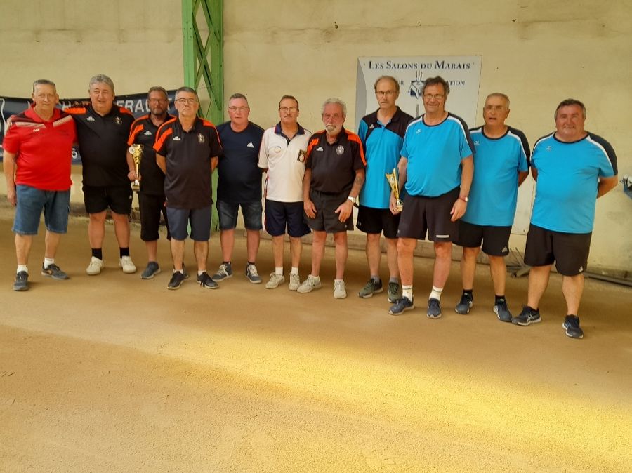 Résultats du championnat régional (ex-Poitou-Charentes) vétérans qui s'est déroulé ce jeudi 2 juin 2022 au boulodrome de Châtellerault 86.  🔴 Finale : L'equipe Serres (Angoulême) bat L'equipe Braud (Port des Barques).   Les 2 équipes se sont qualifiés pour le championnat de France Vétérans à Brives-Charensac (43) le 9,10 et 11 Septembre 2022.   Félicitations a eux 👍💪🏆  🔴 Et 2 équipes de la Vienne était présentes pour ce championnat l'equipe Berthommière (Poitiers) et l'équipe Correia (Dangé-Saint-Romain) mais ont perdu toute les 2 au barrages.